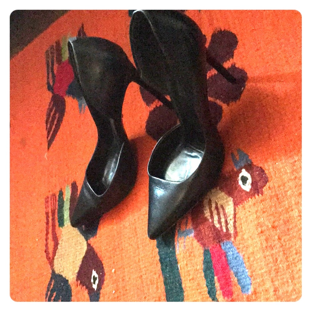 Black pumps